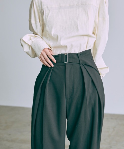 EN NEUME(エンノイム)の「Belted Tuck Wide Pants(スラックス・レディース・ネイビー/ブラック/グレー・1/0)」の22枚目の写真