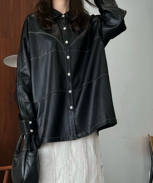 WILLFULLY（ウィルフリー）の「soft synthetic leather color scheme stitch SH（シャツ/ブラウス・レディース・グレイッシュベージュ/クリーム/ブラック・FREE）」の2枚目の写真