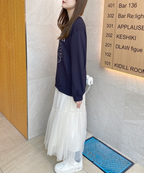 INGNI（イング）の「花刺しゅうクルーネックスウェットプルオーバー（スウェット・レディース・スミクロ/ネイビー/オートミール・M）」の20枚目の写真