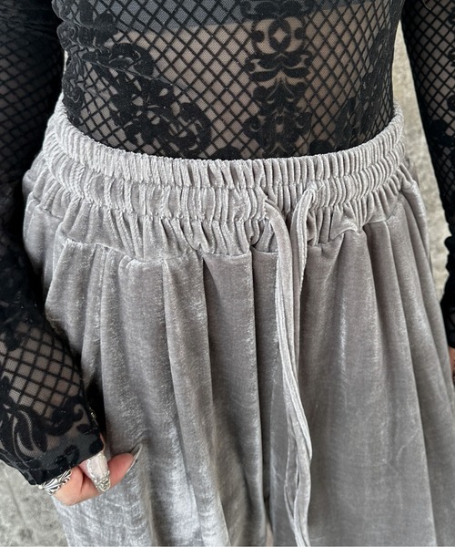 【LVEU.】ベロアワイドパンツ / ボトムス パンツ ベロア ワイド ストレート 光沢 ブラック グレー ブラウン（その他パンツ）｜LVEU.（ラブユ.）