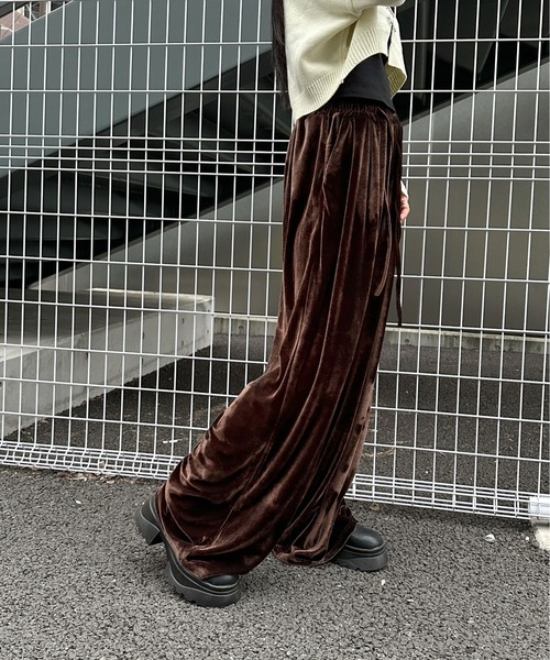 【LVEU.】ベロアワイドパンツ / ボトムス パンツ ベロア ワイド ストレート 光沢 ブラック グレー ブラウン（その他パンツ）｜LVEU.（ラブユ.）