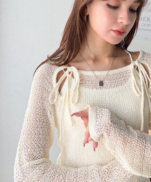 mily bilet(ミウィビレット)の「【mily bilet】大人かわいい肌見せを叶える。プレートデザイン前後2WAYメッシュ編み肩リボンニットプルオーバー(長袖)(ニット/セーター・レディース・アイボリー/ブラック/ブラウン・X-LARGE/SMALL/MEDIUM/LARGE)」の1枚目の写真