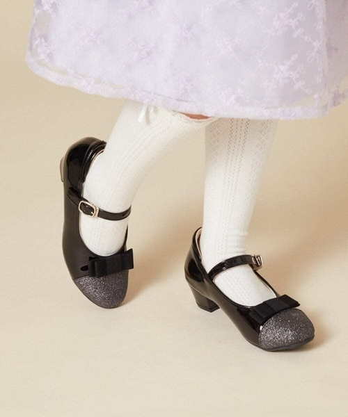a.v.v（アーヴェヴェ）の「[18-20cm][CEREMONY STYLE]リボンヒールパンプス（パンプス・キッズ・ブラック/ホワイト・19/20/18）」の2枚目の写真