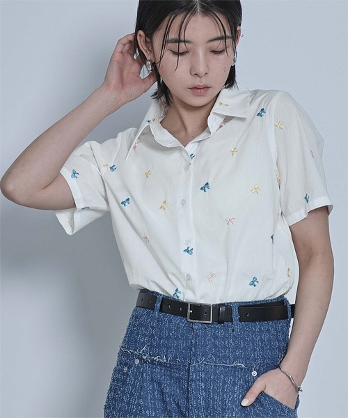 miette(ミエット)の「アソート刺繍半袖シャツ(シャツ/ブラウス・レディース・オフホワイト/ブルー/ライトベージュ・FREE)」の1枚目の写真