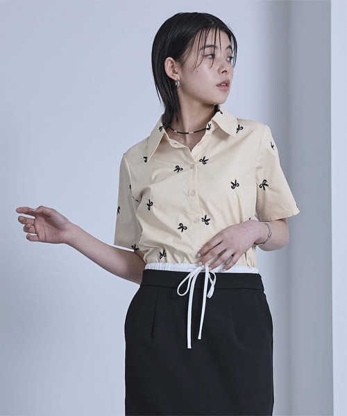 miette(ミエット)の「アソート刺繍半袖シャツ(シャツ/ブラウス・レディース・オフホワイト/ブルー/ライトベージュ・FREE)」の4枚目の写真