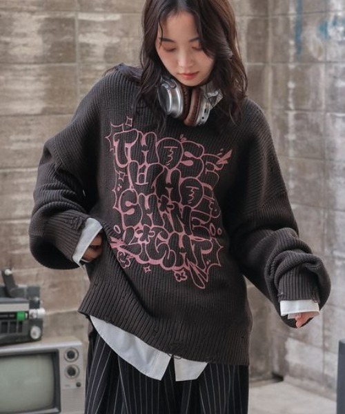 PBLIM（ページボーイリム）の「《UNISEX》ダメージロゴニット（ニット/セーター・レディース・カーキ/アイボリー/レッド系その他/スミクロ・FREE）」の3枚目の写真