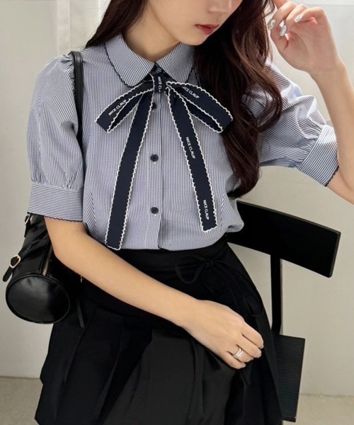 one after another NICE CLAUP(ワンアフターアナザーナイスクラップ)の「ロゴボウタイレースブラウス(シャツ/ブラウス・レディース・ホワイト/ネイビー系/ブルー・FREE)」の3枚目の写真