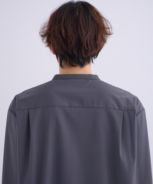UNITED TOKYO(ユナイテッドトウキョウ)の「Compact twist ストレッチ バンドカラーシャツ(シャツ/ブラウス・メンズ・グレイッシュベージュ/オフホワイト/ダークグレー・2/1/3)」の10枚目の写真