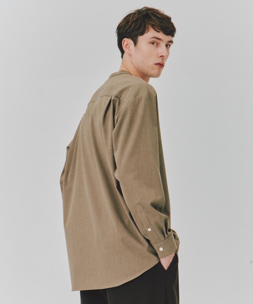 UNITED TOKYO(ユナイテッドトウキョウ)の「Compact twist ストレッチ バンドカラーシャツ(シャツ/ブラウス・メンズ・グレイッシュベージュ/オフホワイト/ダークグレー・2/1/3)」の19枚目の写真