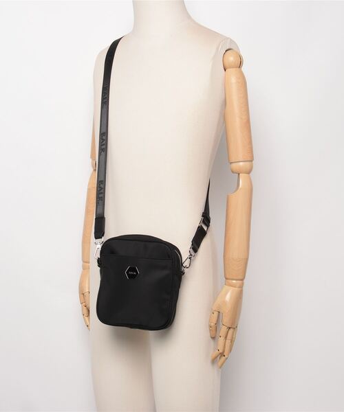 BALR.（ボーラー）の「[BALR./ボーラー] ヘキサゴンロゴ クラシックメッセンジャーバッグ（ショルダーバッグ・レディース・ブラック・F）」の5枚目の写真