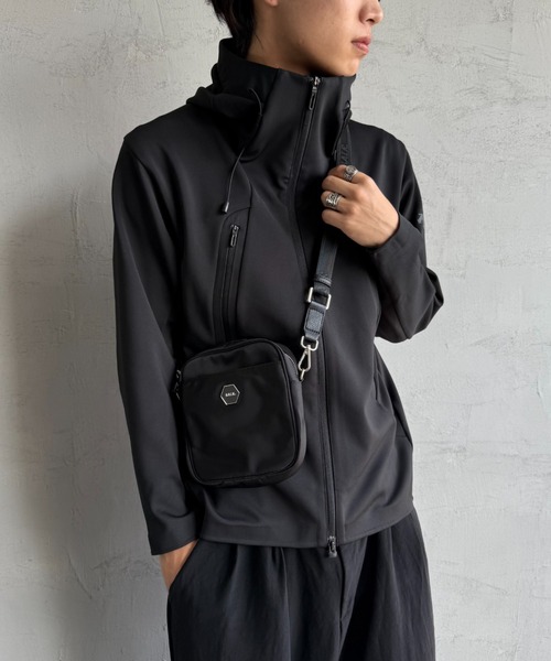 BALR.（ボーラー）の「[BALR./ボーラー] ヘキサゴンロゴ クラシックメッセンジャーバッグ（ショルダーバッグ・レディース・ブラック・F）」の6枚目の写真