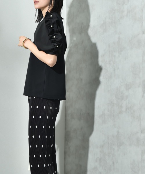 INTERPLANET（インタープラネット）の「【接触冷感・ＵＶ・吸水速乾】カットジョーゼット袖フリルパール付きプルオーバー（Tシャツ/カットソー・レディース・ブラック/オフホワイト・FREE）」の10枚目の写真