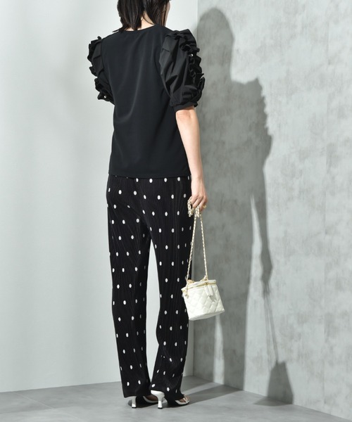 INTERPLANET（インタープラネット）の「【接触冷感・ＵＶ・吸水速乾】カットジョーゼット袖フリルパール付きプルオーバー（Tシャツ/カットソー・レディース・ブラック/オフホワイト・FREE）」の11枚目の写真