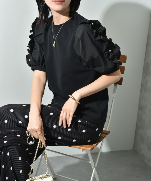 INTERPLANET（インタープラネット）の「【接触冷感・ＵＶ・吸水速乾】カットジョーゼット袖フリルパール付きプルオーバー（Tシャツ/カットソー・レディース・ブラック/オフホワイト・FREE）」の14枚目の写真