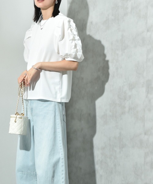 INTERPLANET（インタープラネット）の「【接触冷感・ＵＶ・吸水速乾】カットジョーゼット袖フリルパール付きプルオーバー（Tシャツ/カットソー・レディース・ブラック/オフホワイト・FREE）」の17枚目の写真