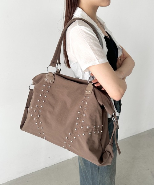 Bamm(バム)の「スタッズボストンバッグ(ボストンバッグ・レディース・ブラック/カーキ/アイボリー/ブラウン/オリーブ/ブラック系その他/ブラウン系その他/ベージュ/ホワイト系その他/ブラック系その他2/レッド/ダークブラウン/ワインレッド/ピンク/アニマル/グレー・FREE)」の8枚目の写真