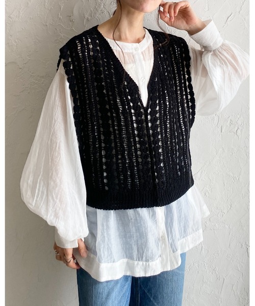 She's Closet（シーズクローゼット）の「ショート丈深Vネックかぎ編みクロシェベスト（ベスト・レディース・ブラック/アイボリー・FREE）」の4枚目の写真