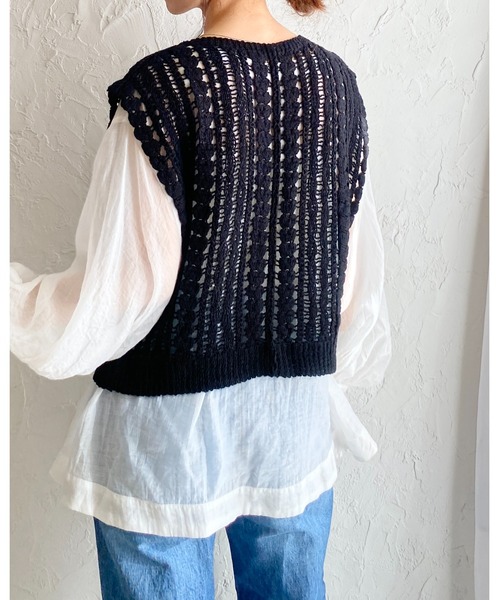 She's Closet（シーズクローゼット）の「ショート丈深Vネックかぎ編みクロシェベスト（ベスト・レディース・ブラック/アイボリー・FREE）」の5枚目の写真