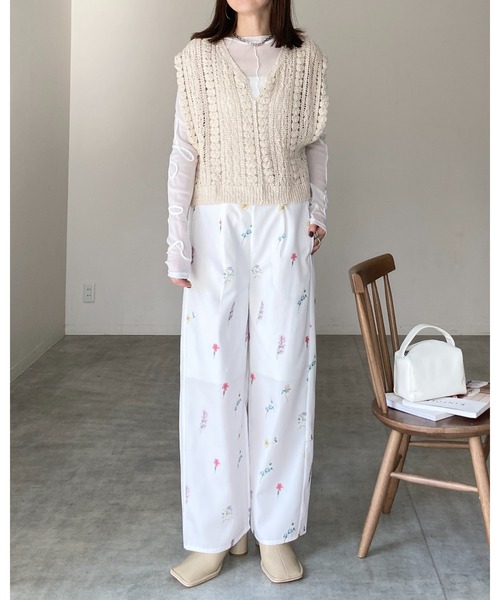 She's Closet（シーズクローゼット）の「ショート丈深Vネックかぎ編みクロシェベスト（ベスト・レディース・ブラック/アイボリー・FREE）」の8枚目の写真