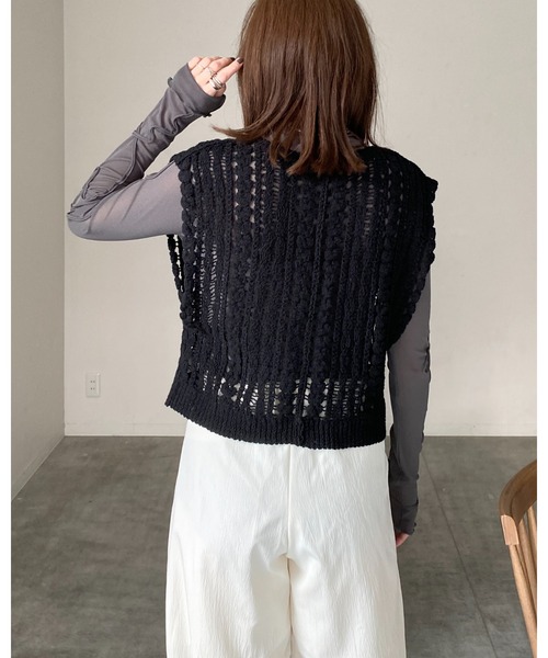 She's Closet（シーズクローゼット）の「ショート丈深Vネックかぎ編みクロシェベスト（ベスト・レディース・ブラック/アイボリー・FREE）」の13枚目の写真