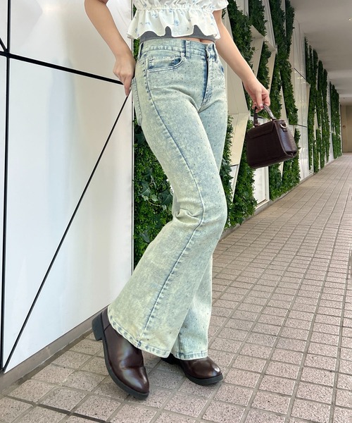 continuer de NICE CLAUP（コンティニューデナイスクラップ）の「【@_chipi2xセレクト】ストーン付デニムフレアパンツ（デニムパンツ・レディース・ケミカルウォッシュ/ブラック/ブルー・FREE）」の5枚目の写真