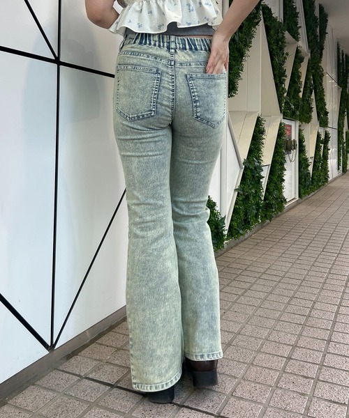 continuer de NICE CLAUP（コンティニューデナイスクラップ）の「【@_chipi2xセレクト】ストーン付デニムフレアパンツ（デニムパンツ・レディース・ケミカルウォッシュ/ブラック/ブルー・FREE）」の6枚目の写真