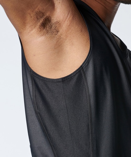 UNDER ARMOUR（アンダーアーマー）の「UAアイソチル フィッティド スリーブレス Vネックシャツ（ゴルフ/メンズ）（Tシャツ/カットソー・メンズ・ブラック・M/L/S/2XL/XL）」の5枚目の写真