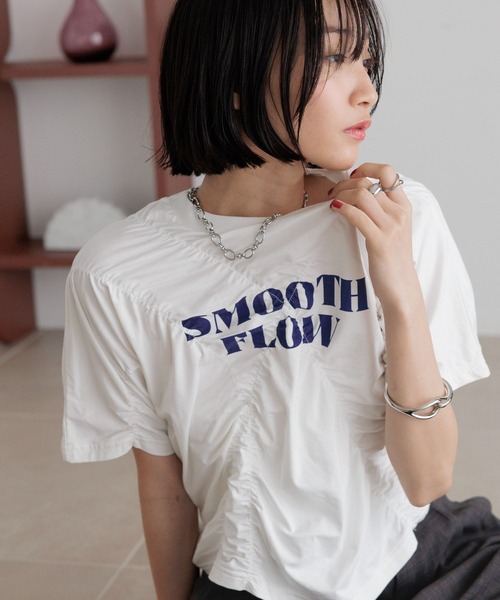 LOWRYS FARM（ローリーズファーム）の「シャーリングロゴＴＳＳ　326151（Tシャツ/カットソー・レディース・ホワイト/ブラック/パープル・FREE）」の2枚目の写真