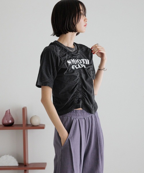 LOWRYS FARM（ローリーズファーム）の「シャーリングロゴＴＳＳ　326151（Tシャツ/カットソー・レディース・ホワイト/ブラック/パープル・FREE）」の3枚目の写真