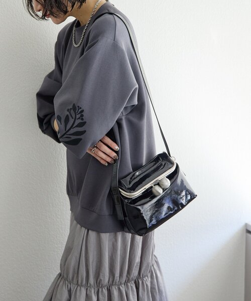 ear PAPILLONNER(イアパピヨネ)の「【kawa-kawa(カワカワ)】NO1508kuchiganeポシェット/ショルダーバッグ(ショルダーバッグ・レディース・ブラック/ブルー/ブラック系その他/レッド・FREE)」の2枚目の写真