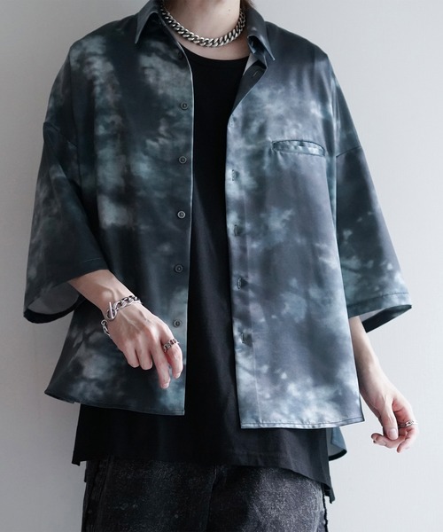cussil（クシル）の「【cussil/クシル】サテンライクタイダイ柄ルーズシルエットレギュラーカラー半袖シャツ（シャツ/ブラウス・メンズ・ブラック/グリーン/ホワイト系1/ブラック系1・S/M/L）」の4枚目の写真