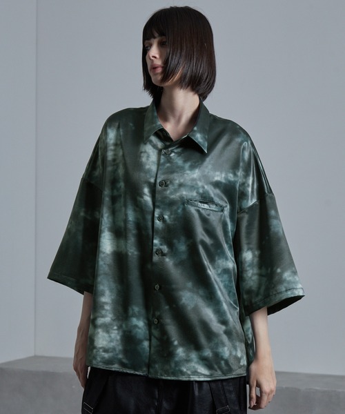 cussil（クシル）の「【cussil/クシル】サテンライクタイダイ柄ルーズシルエットレギュラーカラー半袖シャツ（シャツ/ブラウス・メンズ・ブラック/グリーン/ホワイト系1/ブラック系1・S/M/L）」の6枚目の写真