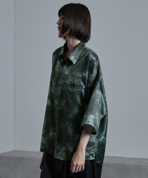 cussil（クシル）の「【cussil/クシル】サテンライクタイダイ柄ルーズシルエットレギュラーカラー半袖シャツ（シャツ/ブラウス・メンズ・ブラック/グリーン/ホワイト系1/ブラック系1・S/M/L）」の7枚目の写真