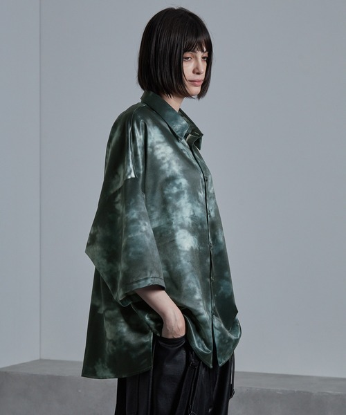 cussil（クシル）の「【cussil/クシル】サテンライクタイダイ柄ルーズシルエットレギュラーカラー半袖シャツ（シャツ/ブラウス・メンズ・ブラック/グリーン/ホワイト系1/ブラック系1・S/M/L）」の9枚目の写真