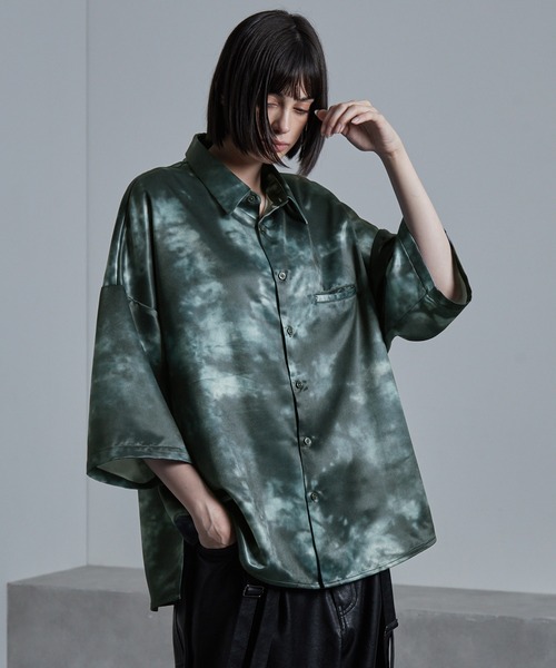 cussil（クシル）の「【cussil/クシル】サテンライクタイダイ柄ルーズシルエットレギュラーカラー半袖シャツ（シャツ/ブラウス・メンズ・ブラック/グリーン/ホワイト系1/ブラック系1・S/M/L）」の10枚目の写真