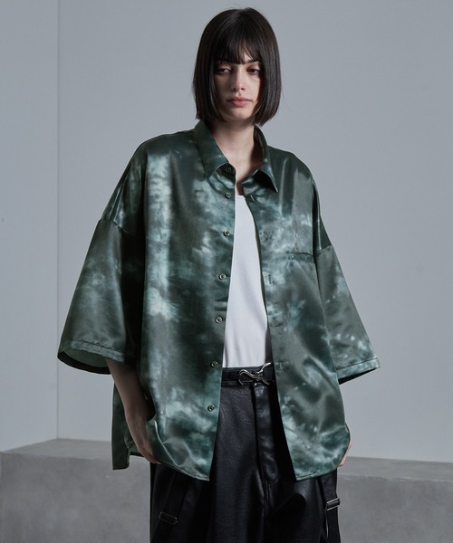 cussil（クシル）の「【cussil/クシル】サテンライクタイダイ柄ルーズシルエットレギュラーカラー半袖シャツ（シャツ/ブラウス・メンズ・ブラック/グリーン/ホワイト系1/ブラック系1・S/M/L）」の11枚目の写真