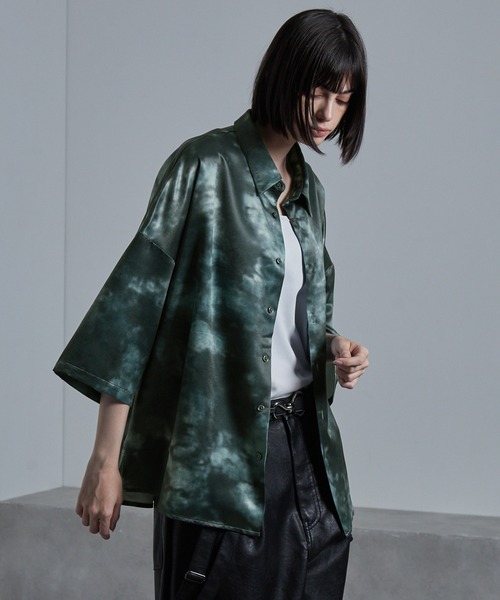 cussil（クシル）の「【cussil/クシル】サテンライクタイダイ柄ルーズシルエットレギュラーカラー半袖シャツ（シャツ/ブラウス・メンズ・ブラック/グリーン/ホワイト系1/ブラック系1・S/M/L）」の12枚目の写真