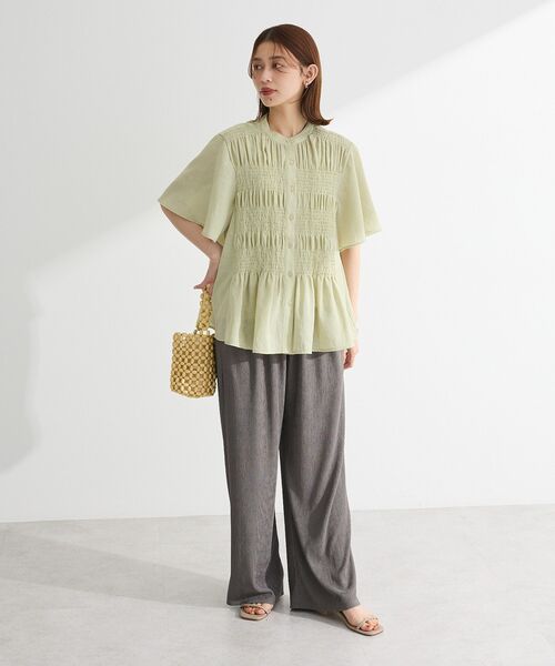 Green Parks(グリーンパークス)の「SET2点マジョリカシャーリングブラウス+タンク(シャツ/ブラウス・レディース・ライトグリーン/チャコールグレー/アイボリー・FREE)」の4枚目の写真