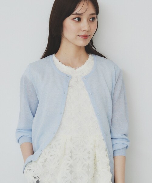 index（インデックス）の「《7色展開/XS-LLサイズ》ビジューボタンクルーネックカーディガン【洗濯機洗い可】（カーディガン/ボレロ・レディース・ブラック/グレー/ライトベージュ/ブラウン系その他5/オフホワイト/サックスブルー/ピンク・34/40/38/42/36）」の6枚目の写真