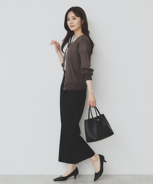 index（インデックス）の「《7色展開/XS-LLサイズ》ビジューボタンクルーネックカーディガン【洗濯機洗い可】（カーディガン/ボレロ・レディース・ブラック/グレー/ライトベージュ/ブラウン系その他5/オフホワイト/サックスブルー/ピンク・34/40/38/42/36）」の9枚目の写真