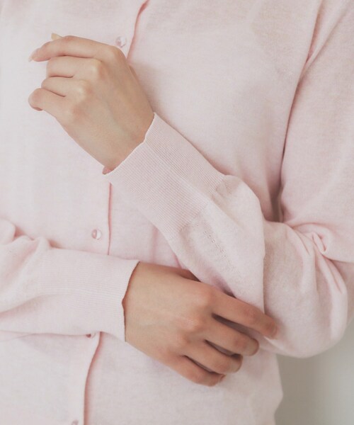 index（インデックス）の「《7色展開/XS-LLサイズ》ビジューボタンクルーネックカーディガン【洗濯機洗い可】（カーディガン/ボレロ・レディース・ブラック/グレー/ライトベージュ/ブラウン系その他5/オフホワイト/サックスブルー/ピンク・34/40/38/42/36）」の20枚目の写真