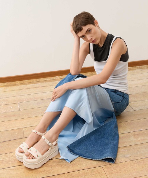 CHARLES & KEITH(チャールズ & キース)の「ツイル フラットフォームアンクルストラップサンダル(サンダル・レディース・ベージュ/ブラック/マルチ・26.5cm/25.5cm/24.5cm/23.5cm/23cm/22.5cm/25cm)」の22枚目の写真