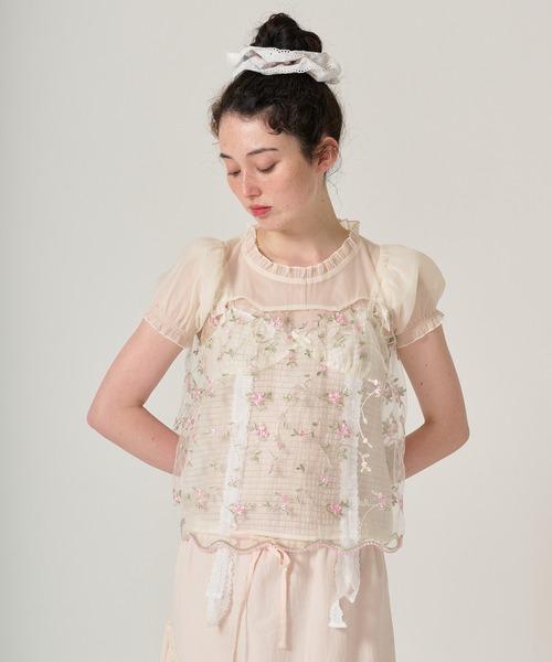 TINA：JOJUN（ティーナジョジュン）の「花柄刺繍 シアーギャザーブラウス TINA：JOJUN（シャツ/ブラウス・レディース・アイボリー/コーラルピンク・M）」の3枚目の写真