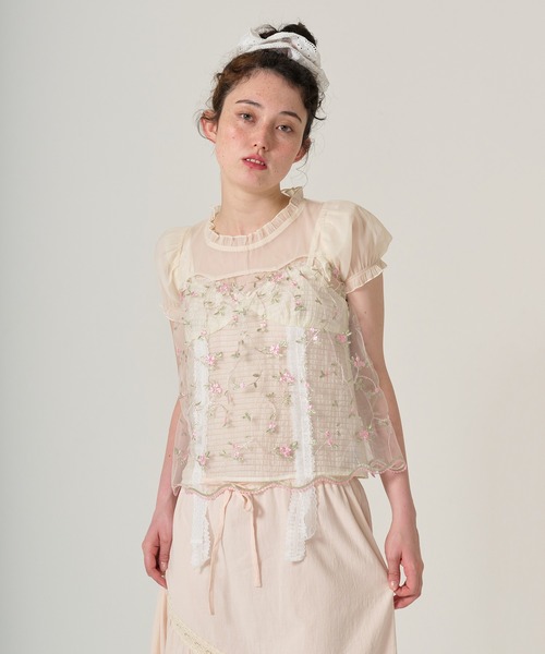 TINA：JOJUN（ティーナジョジュン）の「花柄刺繍 シアーギャザーブラウス TINA：JOJUN（シャツ/ブラウス・レディース・アイボリー/コーラルピンク・M）」の4枚目の写真
