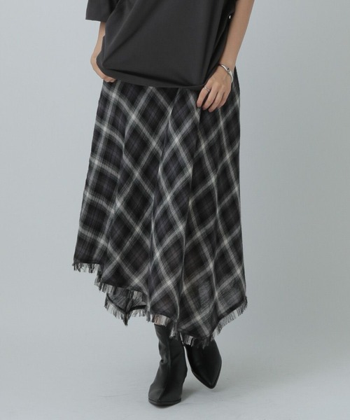 LOWRYS FARM（ローリーズファーム）の「オンブレチェックイレヘムスカート　 576761（スカート・レディース・チャコールグレー/レッド・FREE）」の2枚目の写真