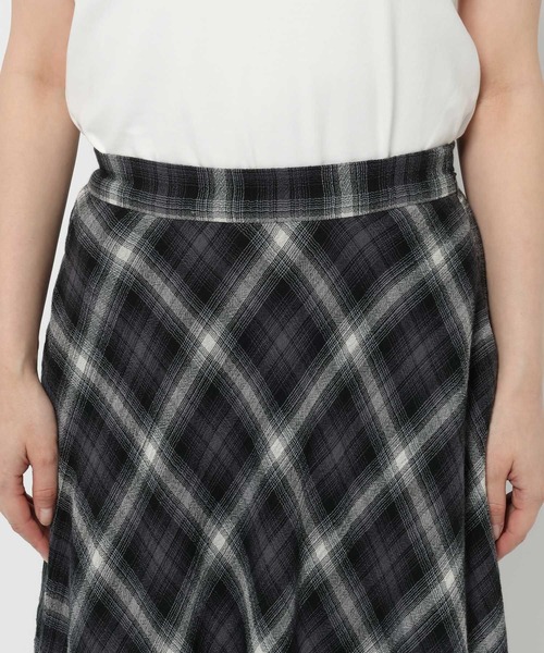 LOWRYS FARM（ローリーズファーム）の「オンブレチェックイレヘムスカート　 576761（スカート・レディース・チャコールグレー/レッド・FREE）」の17枚目の写真