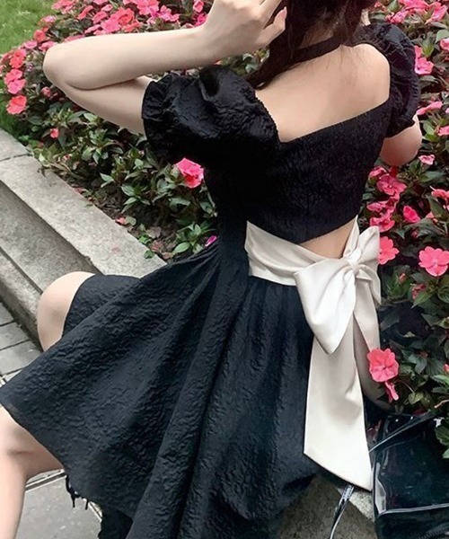 Riff(リフ)の「バックリボンスクエアネックミニワンピース ウエスト見せ(ワンピース・レディース・ブラック・M/L)」の1枚目の写真