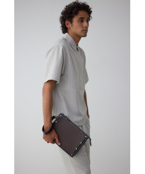 AZUL by moussy（アズールバイマウジー）の「スタッズクラッチバッグ（ショルダーバッグ・メンズ・ブラウン/ブラック・FREE）」の13枚目の写真