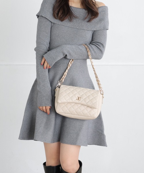 ALTROSE(アルトローズ)の「チェーン ショルダーバッグ キルト キルティング ロゴプレート(ショルダーバッグ・レディース・ブルーグレー/アイボリー/ブラック・FREE)」の13枚目の写真