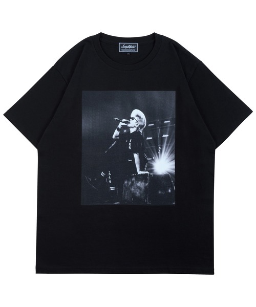 MEDICOM TOY(メディコムトイ)の「Amplifier "綾小路 翔" TEE Design - B(Tシャツ/カットソー・メンズ・ホワイト/ブラック・X-LARGE/LARGE/MEDIUM/SMALL)」の1枚目の写真
